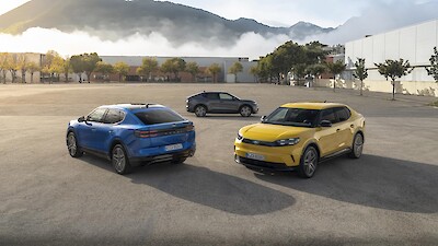 Ford Capri modellek állnak a lebetonozott téren