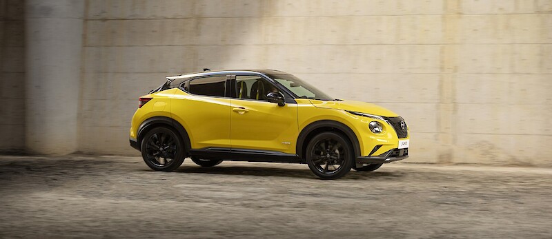 Nissan Juke áll a betonfal előtt