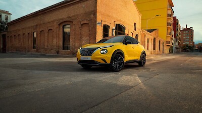 Nissan Juke áll a raktárépület előtt