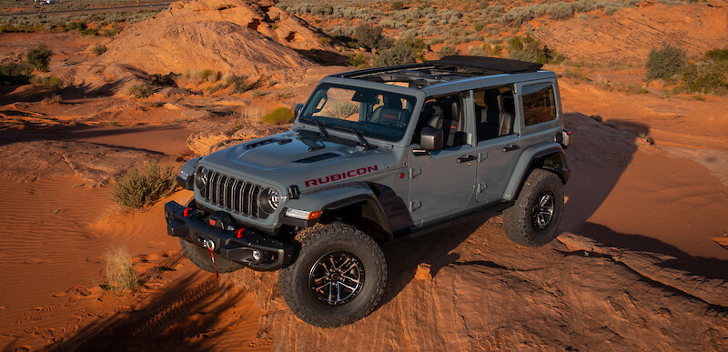 Jeep Wrangler modell áll a hegyvidéki sivatagban