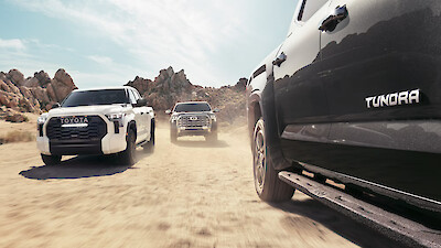 Toyota Tundra modellek haladnak a sivatagban