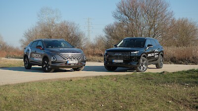 Omoda és Jaecoo tesztautó áll a szabadban