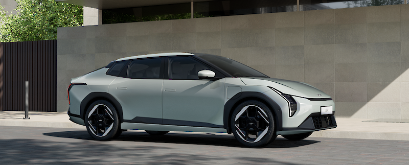 Kia EV4 áll a betonkerítés előtt