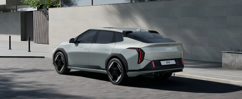 Kia EV4 hátulról fotózva
