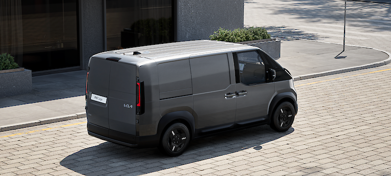 Kia PV5 Cargo halad a térköves úton