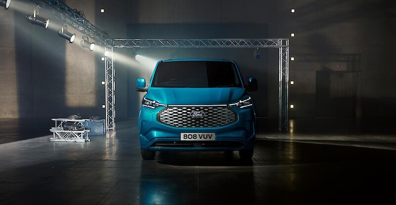 Ford E-Transit Custom oldalról megvilágítva