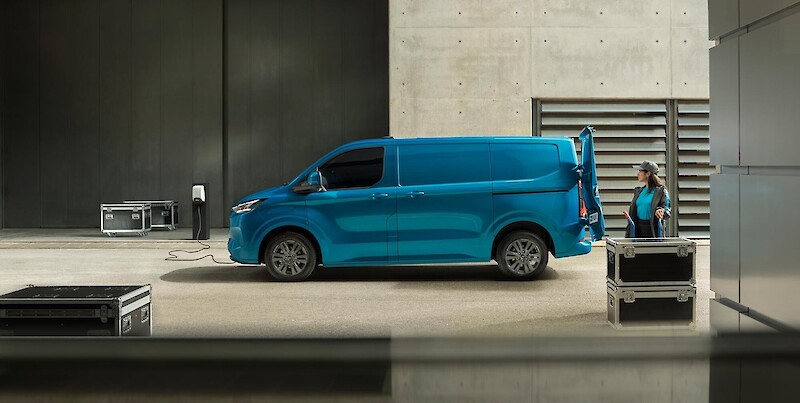 Ford E-Transit Custom töltőre helyezve