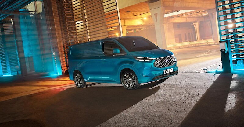 Ford E-Transit Custom áll a kivilágított mélygarázs bejáratánál