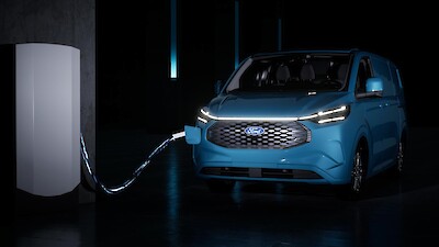 Ford E-Transit Custom töltőre helyezve