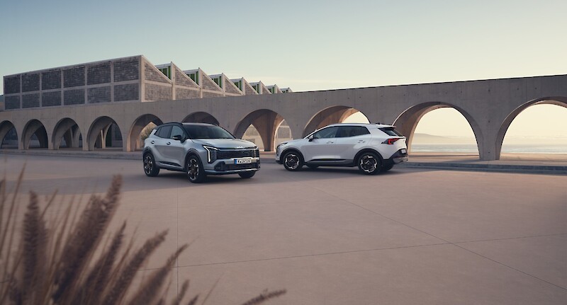 Két Kia Sportage modell áll a boltíves mediterrán téren