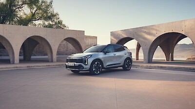 Kia Sportage áll a boltíves téren