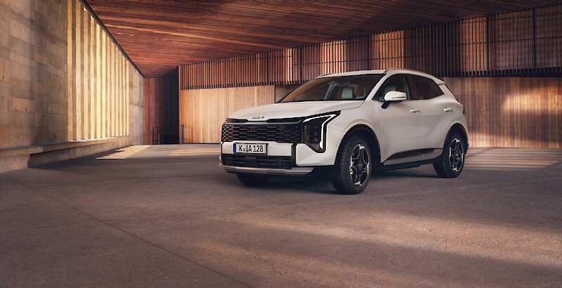 Kia Sportage áll a fedett parkoló térben