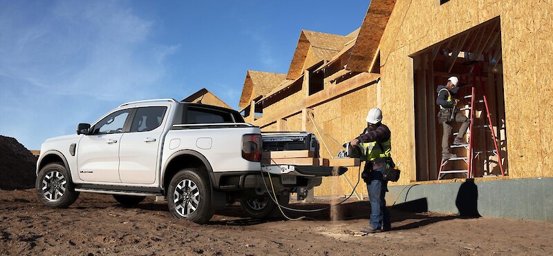 Ford Ranger PHEV áll az építkezés mellett