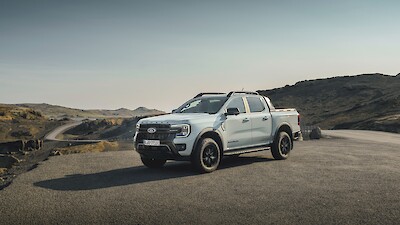 Ford Ranger PHEV áll az út menti megállóban