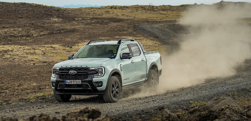 Ford Ranger PHEV halad a murvás úton