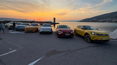 Elektromos Petrányi Autó modellek állnak a tengerparton