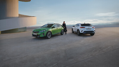 Nő támaszkodik a Kia XCeed modellen