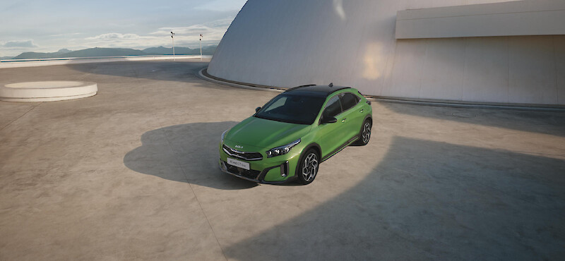 Kia XCeed áll a kupola alakú épület mellett
