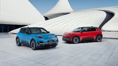 Nissan Micra modellek állnak a modern téren