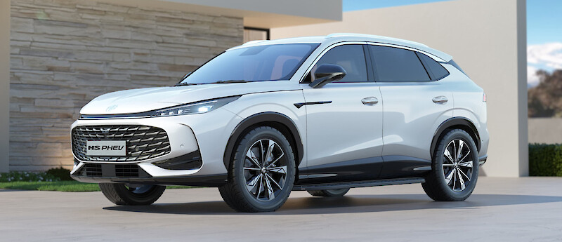 MG HS PHEV modell áll a modern udvaron
