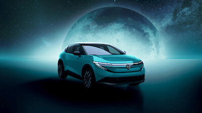 Nissan Leaf modell áll a bolygó hátterű stúdióban