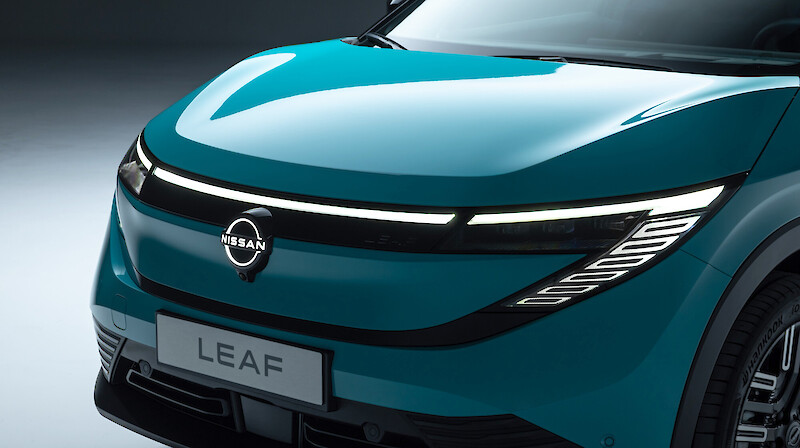 Nissan Leaf eleje fotózva stúdióban