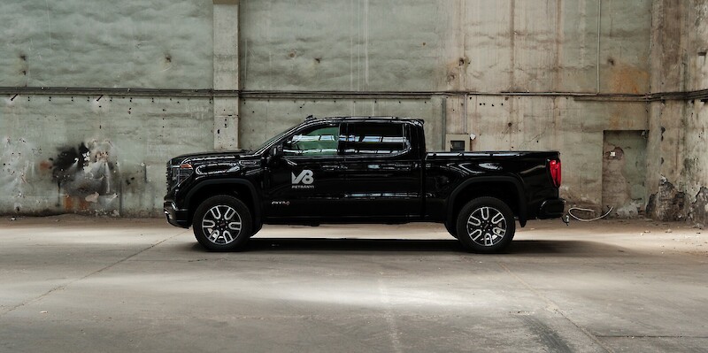 GMC Sierra AT4 tesztautó oldalról fotózva