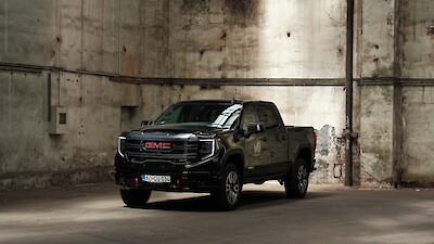 GMC Sierra AT4 áll a gyárépületben