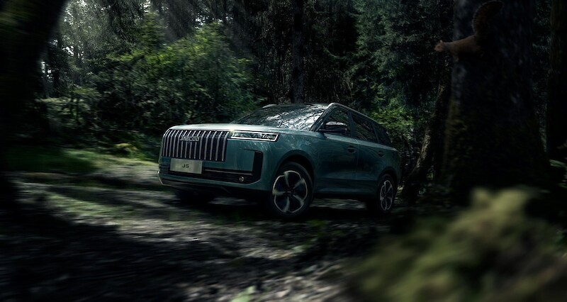 Jaecoo 5 halad az erdőben