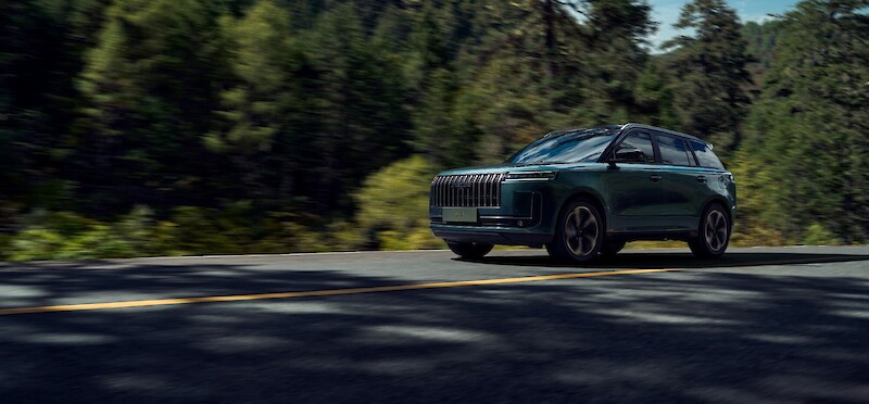 Jaecoo 5 halad az erdő mentén