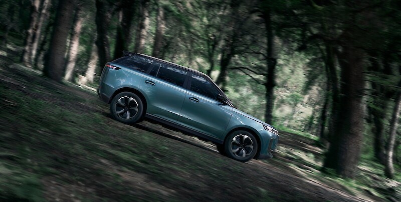 Jaecoo 5 behajt az erdőbe