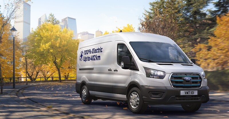 Ford Transit áll a fákkal szegélyezett úton