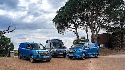 Ford Transit modellek állnak a parkolóban