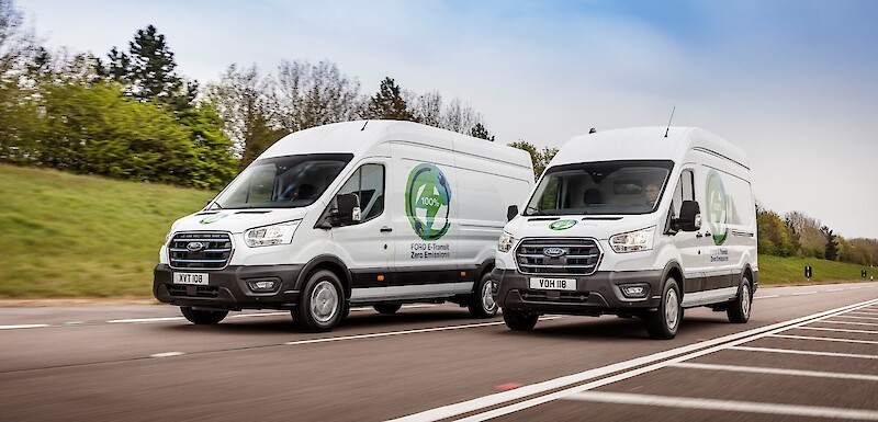 Ford E-Transit modellek haladnak az úton