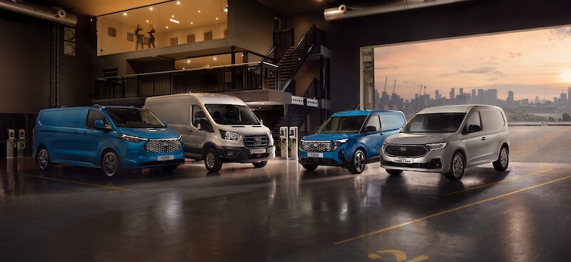 Ford Transit modellek állnak a hangár épületben