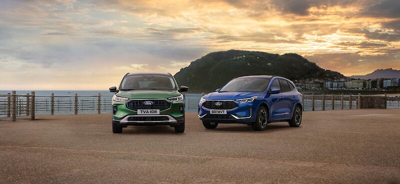 Ford Kuga modellek állnak a vízparti területen