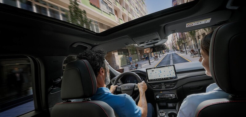 Férfi vezeti a Ford Kuga modellt