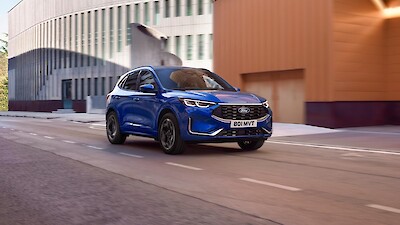 Ford Kuga halad a bevárosban