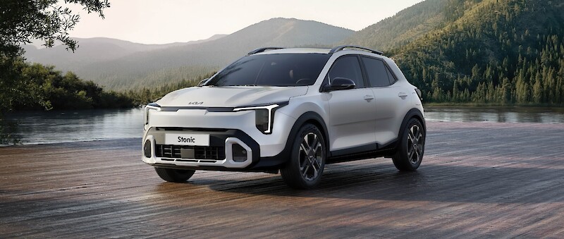 Kia Stonic áll a hegyvidéki tó mellett