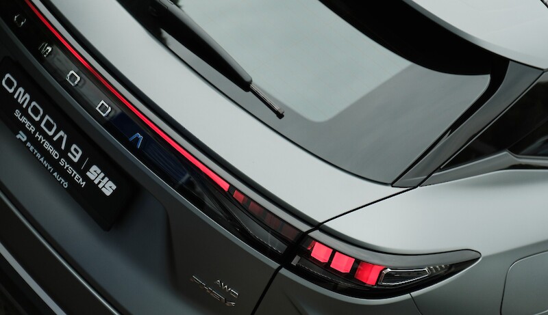 Omoda 9 SHS típustábla rendszámtáblával