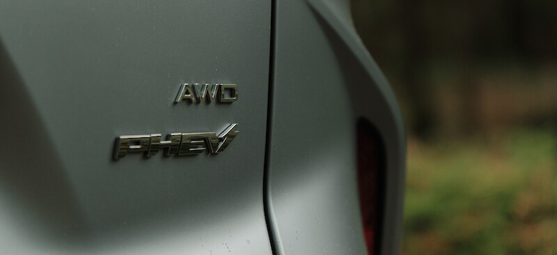 Omoda 9 PHEV felírás az autó hátulján