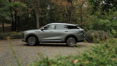 Omoda 9 SHS áll a macskaköves téren