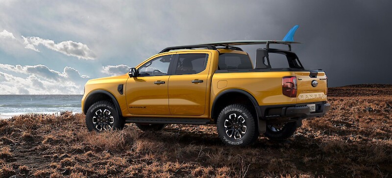 Ford Ranger szörfdeszkával áll a tengerparton