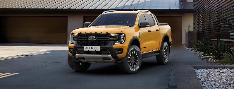 Ford Ranger áll a dupla kapus garázs előtt