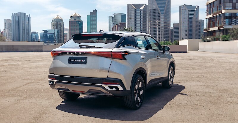 Omoda 5 SHS-H modell áll egy metropolisszal a háttérben