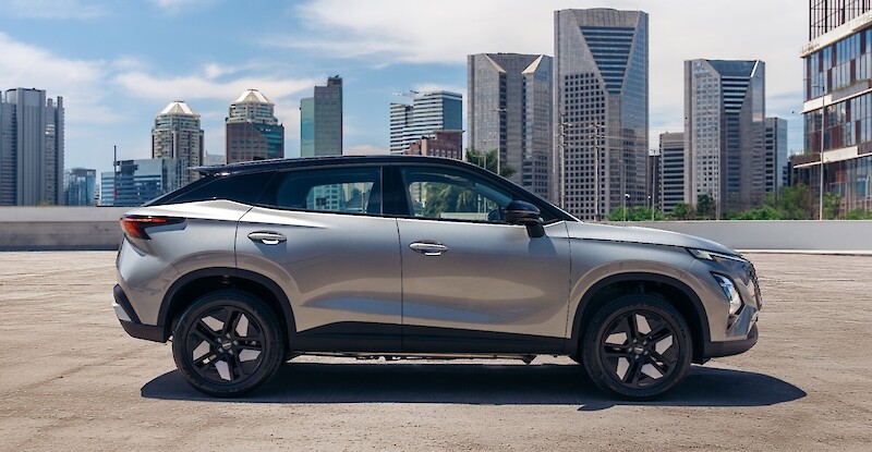 Omoda 5 SHS-H modell oldalról fotózva