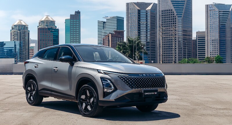 Omoda 5 SHS-H modell áll a nagyvárosi parkolóban