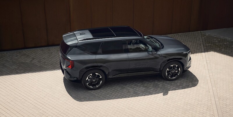 Kia EV5 áll a fából készült fal előtt