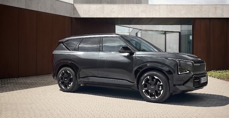 Kia EV5 áll a modern ház előtt