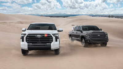 Két Toyota Tundra halad a sivatagban